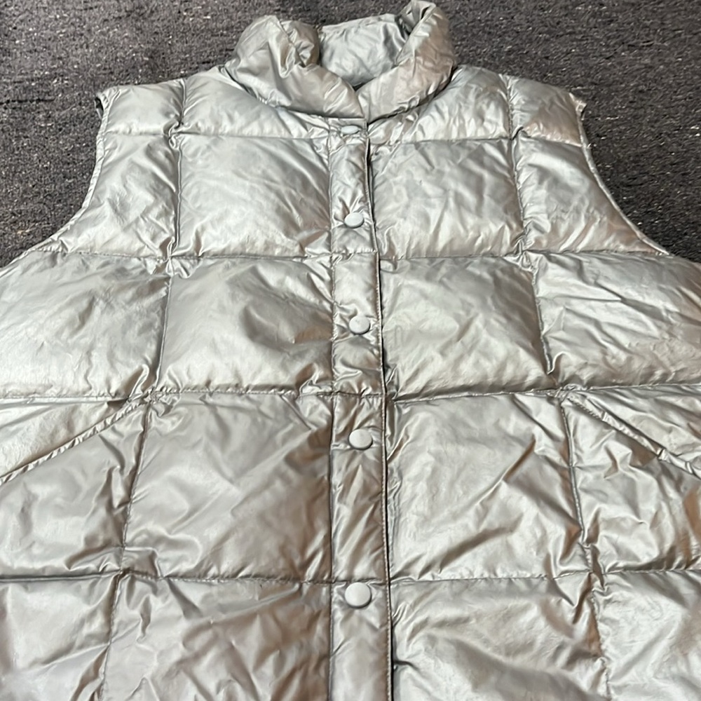 Lands’ End silver puffer down vest, M (10-12)